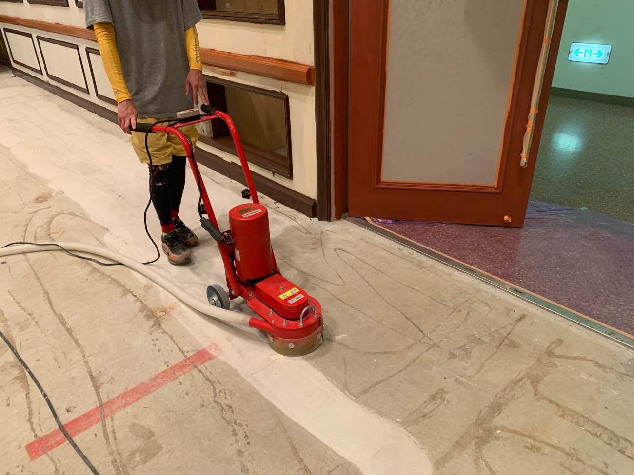 床研磨施工中