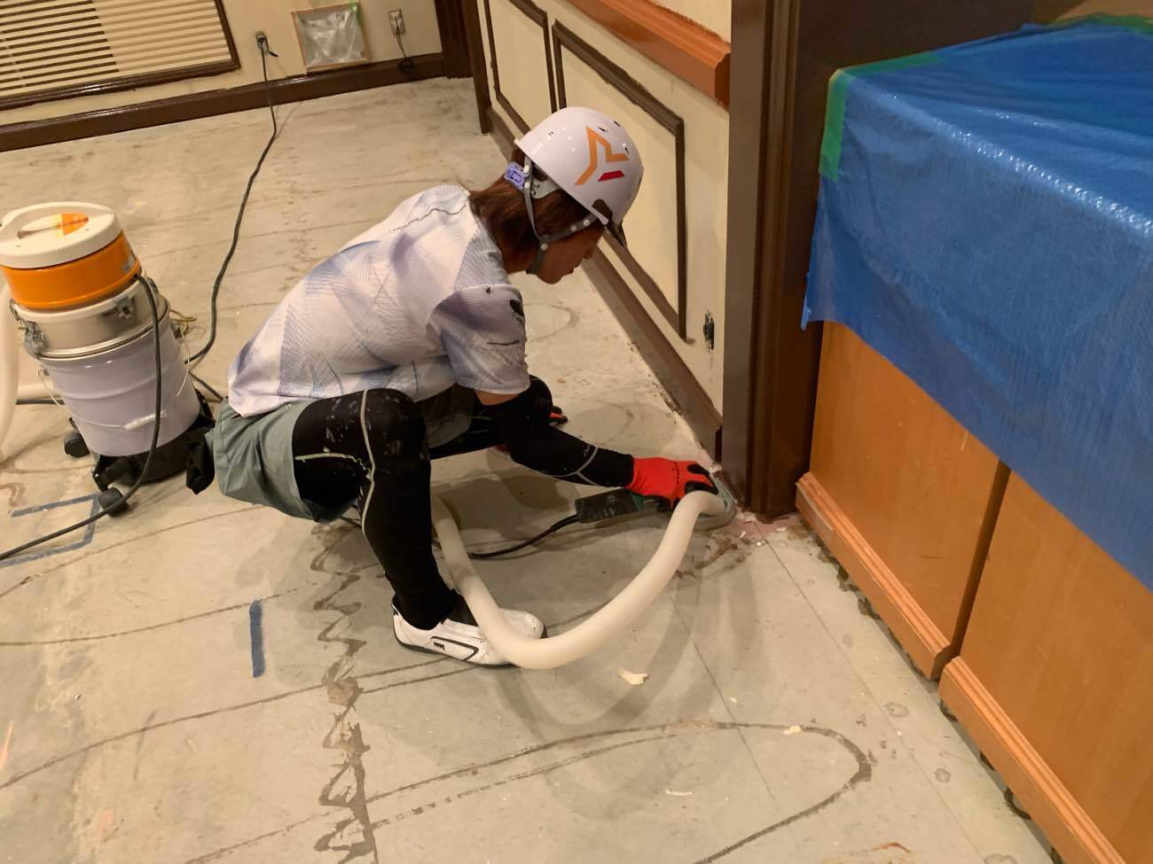 床研磨施工中