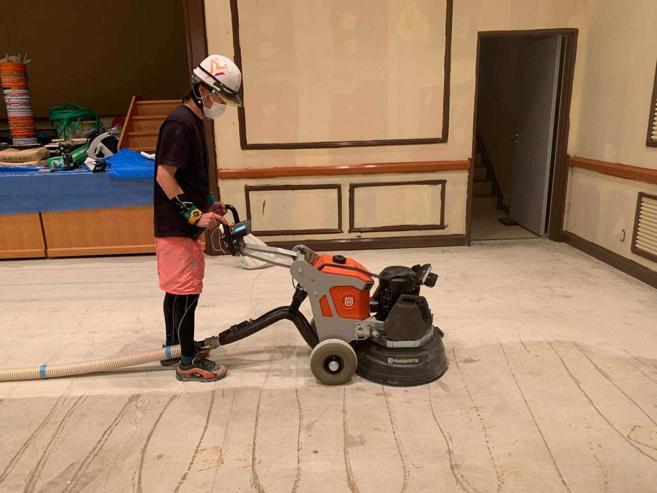床研磨施工中
