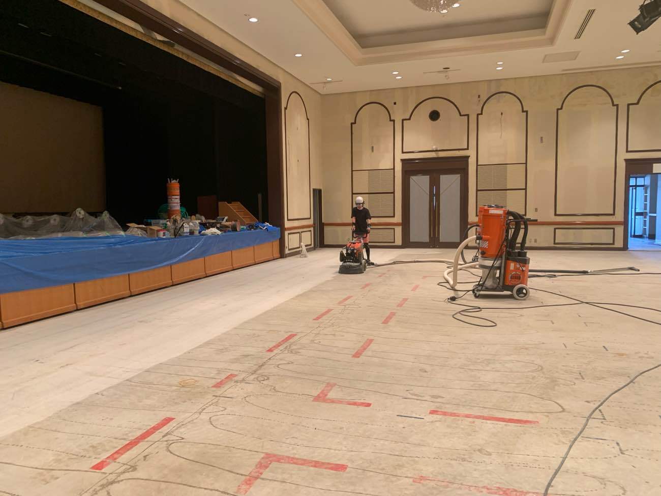 床研磨施工中