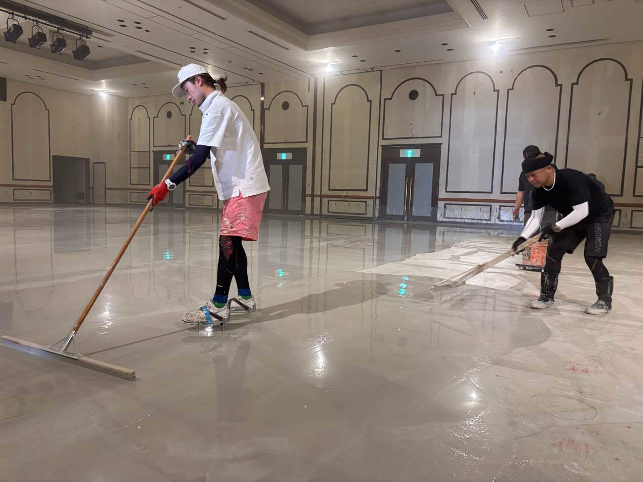 レベラー流し施工中