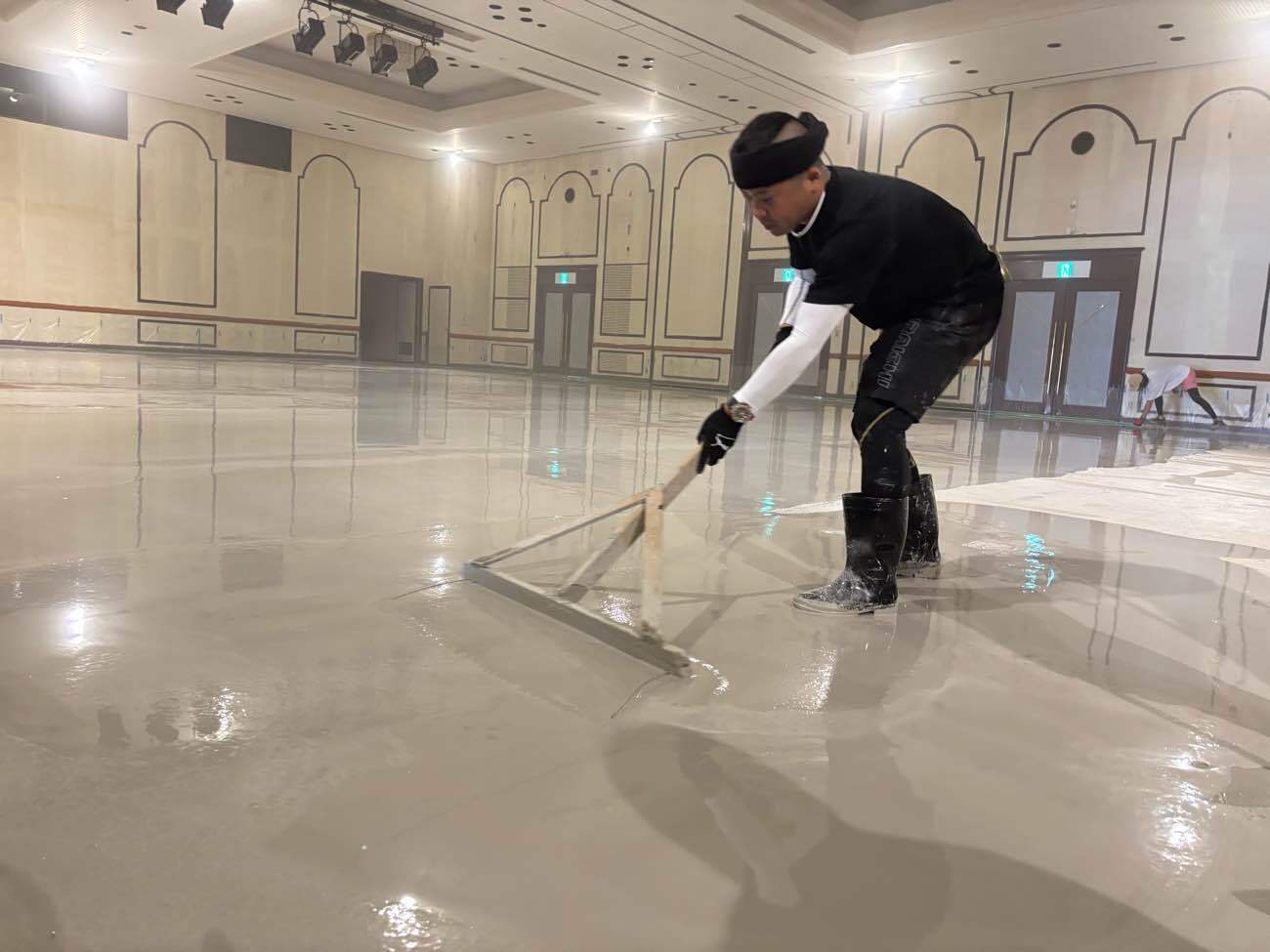 レベラー流し施工中