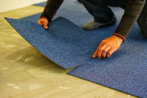 タイルカーペット剥がれ