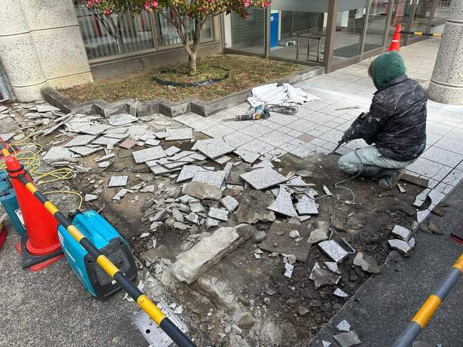 既存タイル撤去作業