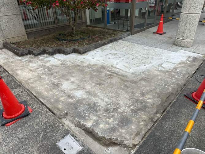既存タイル撤去作業