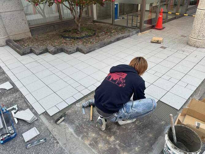 タイル張替え施工中